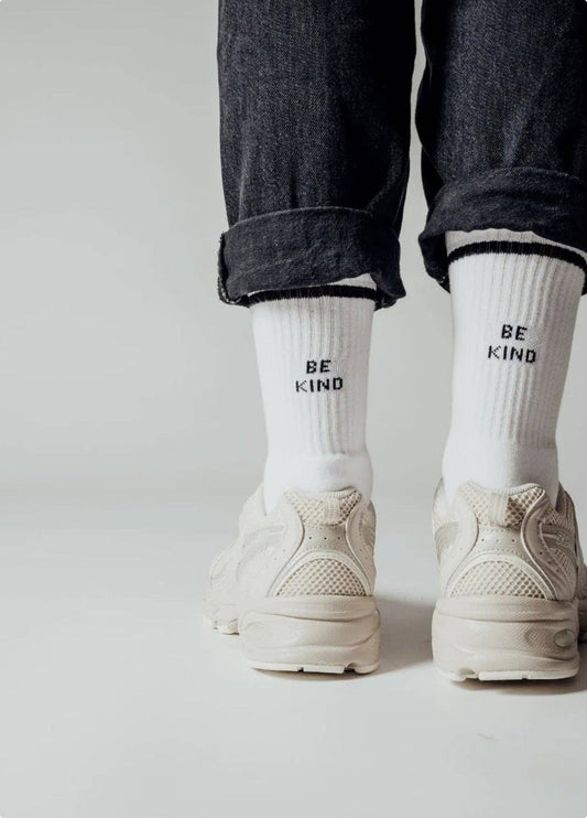 BE KIND Statement Socken von NBDC in Weiß mit schwarzem Schriftzug mit Schuhe – Nohna