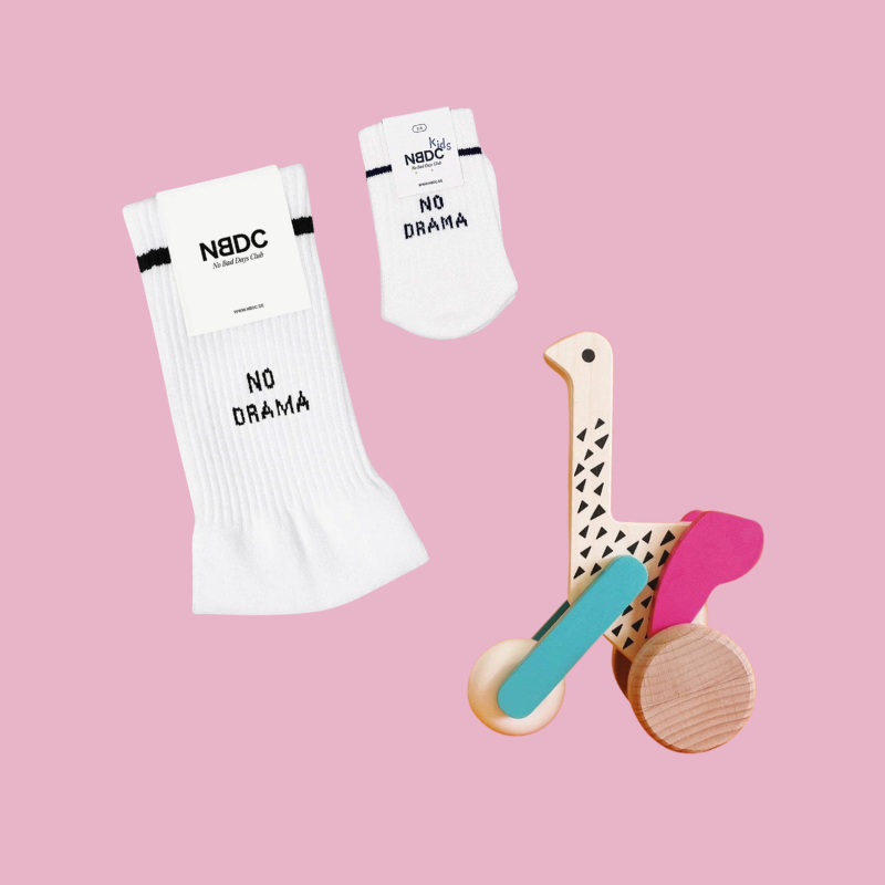 No Drama Family Set mit No Drama Socken und Holzstrauß auf Rädern – Nohna