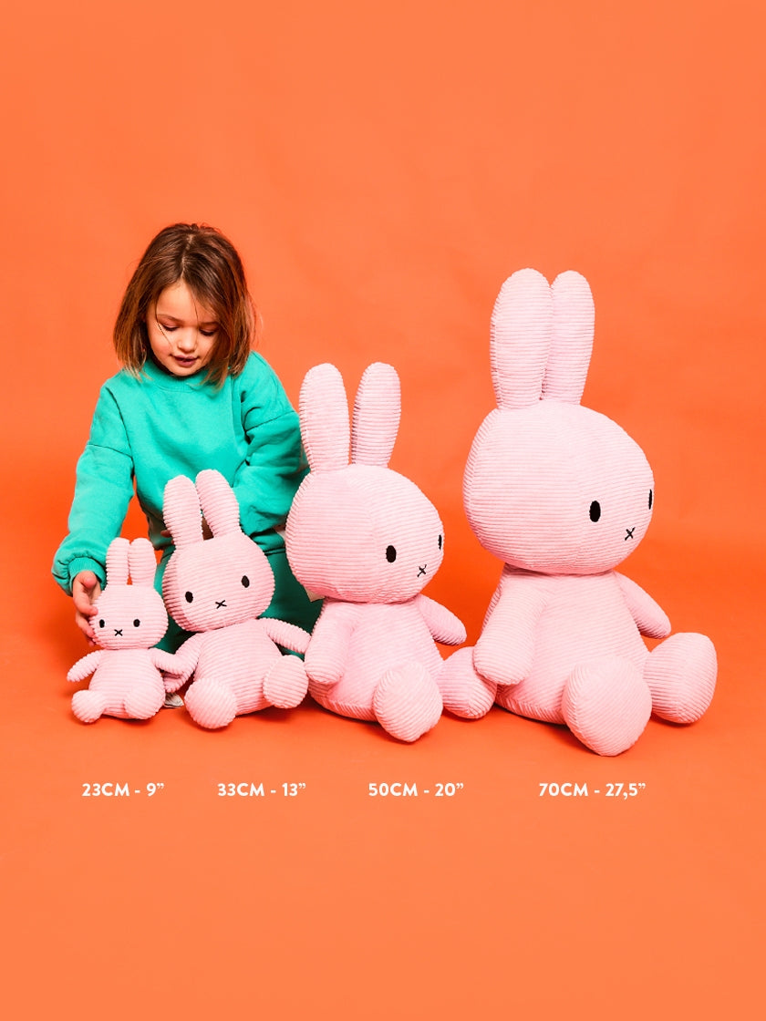 Miffy Kuscheltier Cord in Dusty Rose von Bon Ton Toys – 23 cm, recycelter Plüsch, Größenvergleich, Nohna