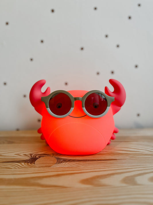 Theo Silikon Nachtlicht Krabbe in Koralle von Atelier Pierre – mit Sonnenbrille - Nohna