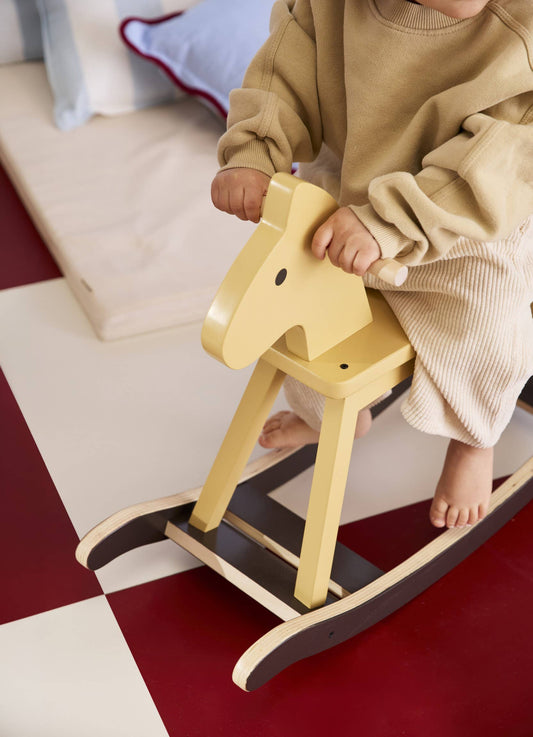 Schaukelpferd in Honiggelb von Kids Concept – Detailansicht - Nohna