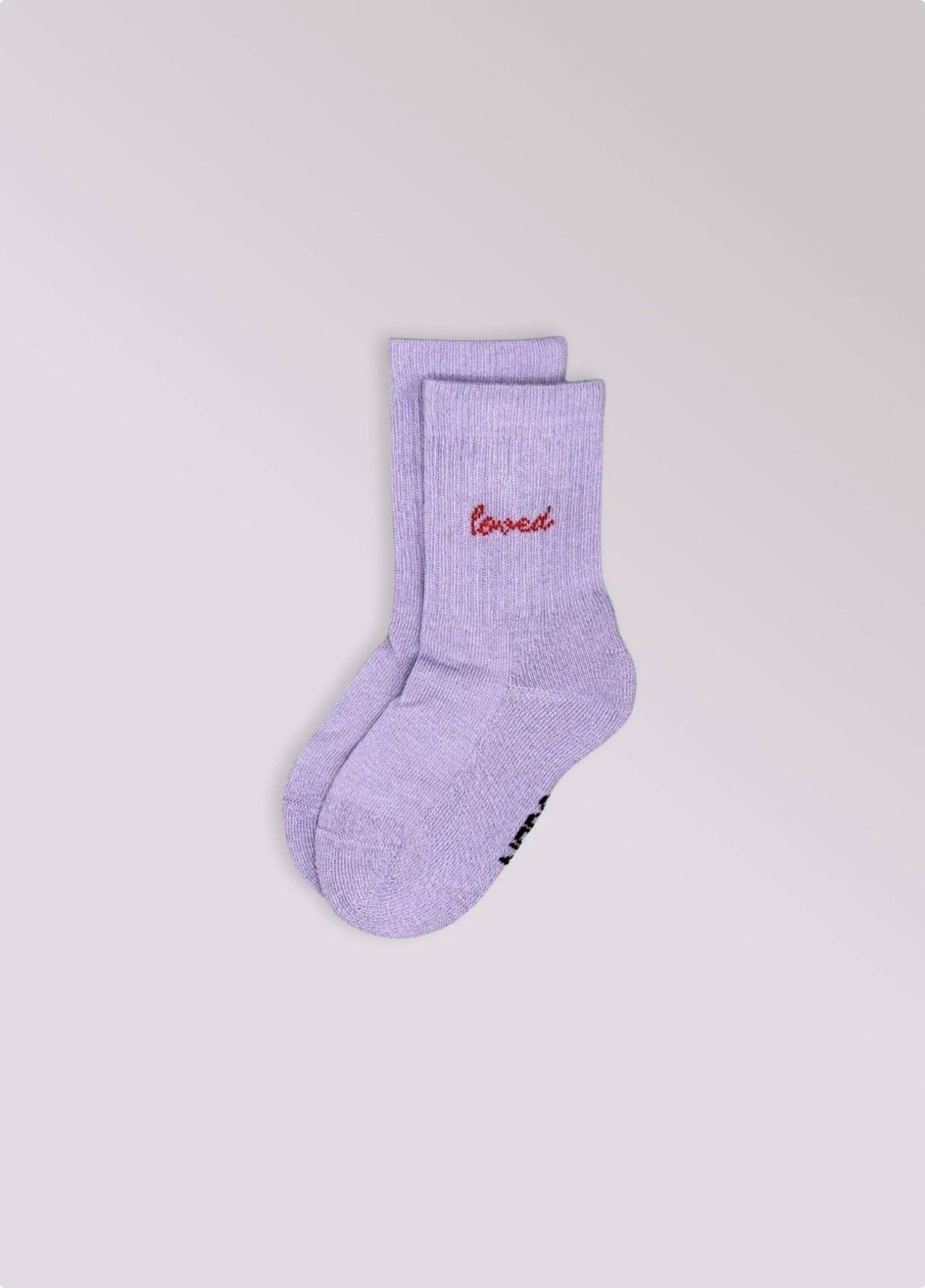 LOVED Socken in Lila mit rotem Schriftzug von NBDC – Nohna
