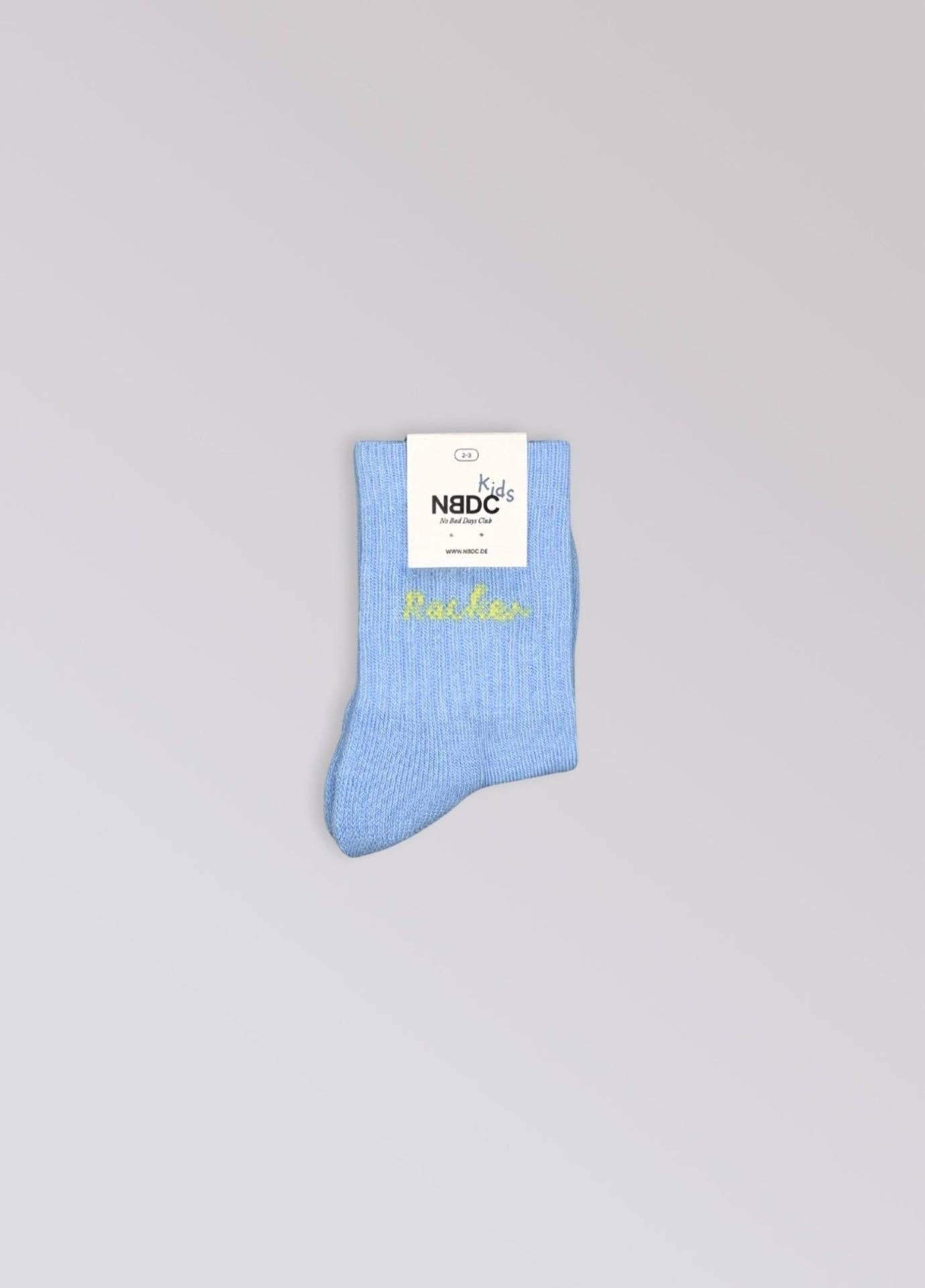 RACKER Socken in Hellblau mit grünem Schriftzug für Babys und Kinder von NBDC – Nohna