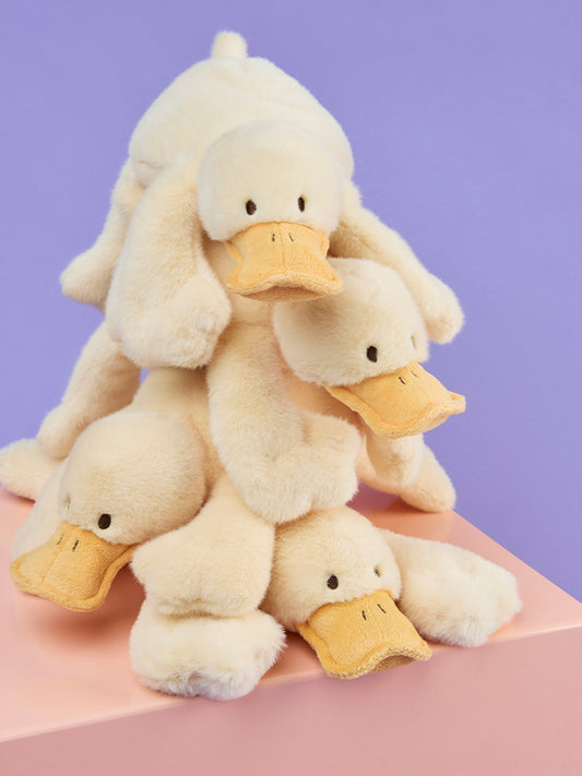 Kuscheltier Deedee Ente in Gelb von Bon Ton Toys – 33 cm, recycelter Plüsch, 4 Stück, Nohna