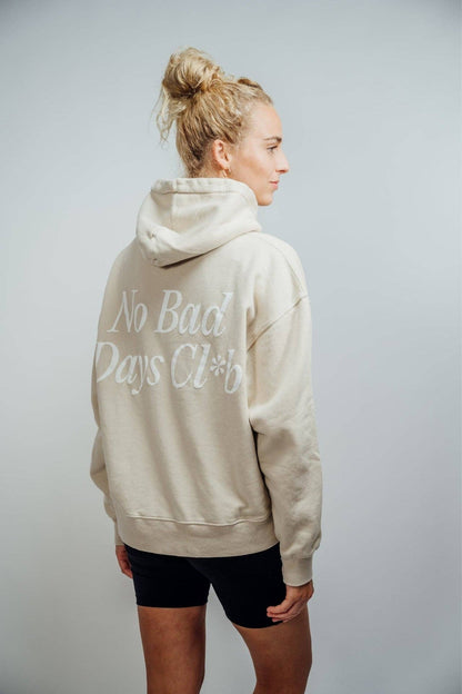 No Bad Days Club Hoodie in Sandbeige mit weißem Backprint Frau Rückansicht – Nohna