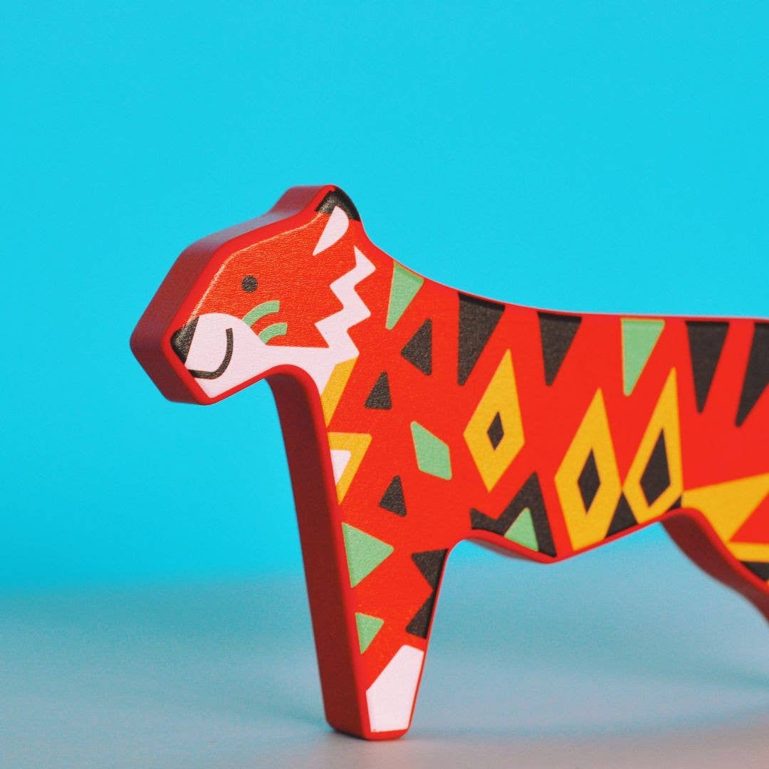Holzfigur Tiger aus der Serie Gefährdete Tiere von Bajo – Detailansicht - Nohna
