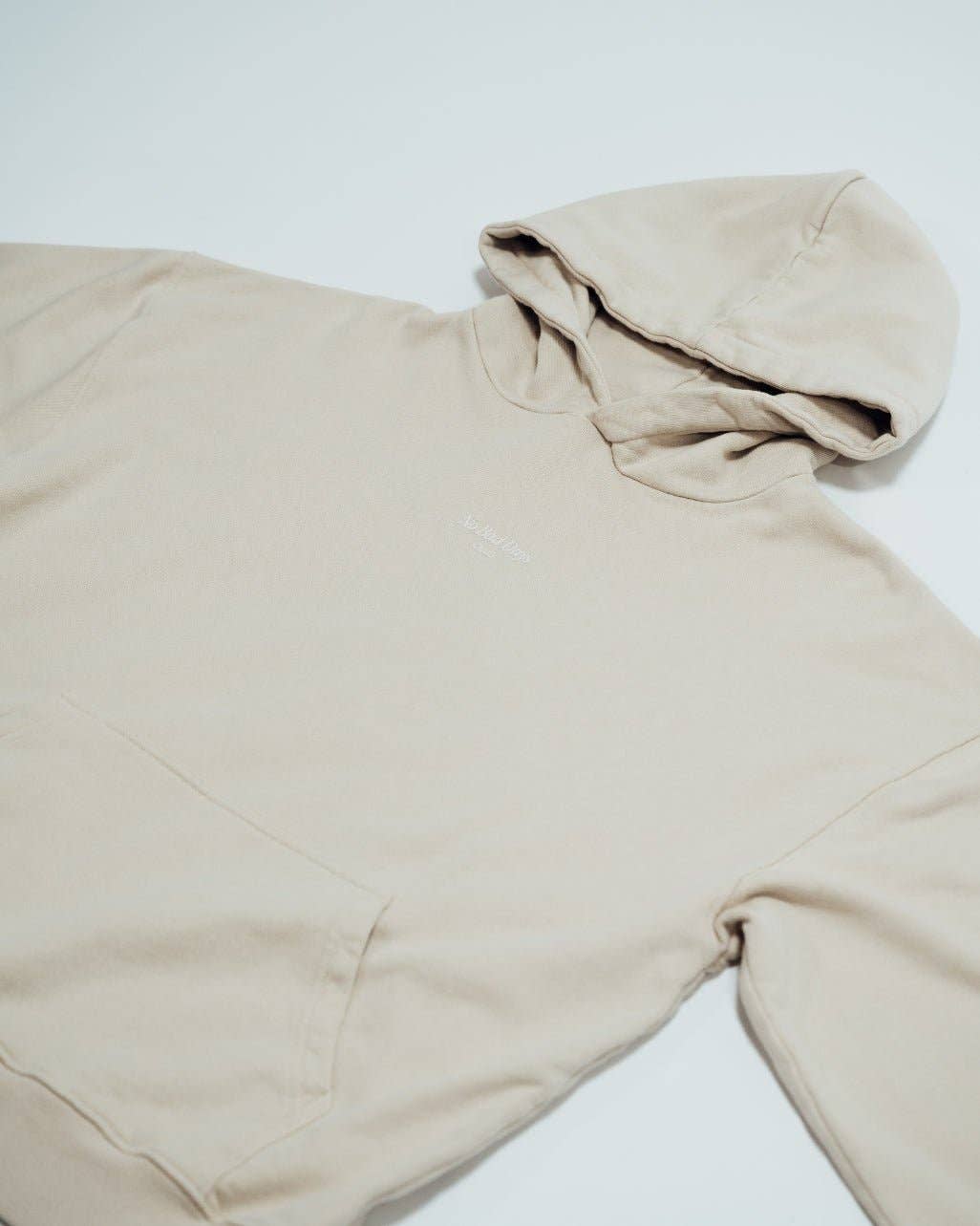 No Bad Days Club Hoodie in Sandbeige mit weißem Backprint liegend Frontansicht – Nohna