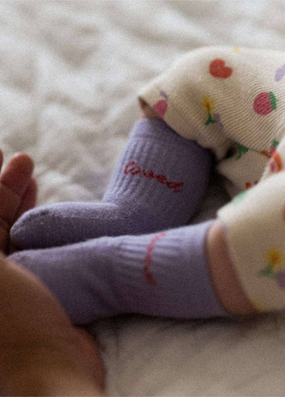 LOVED Socken in Lila mit rotem Schriftzug für Babys und Kinder von NBDC getragen – Nohna