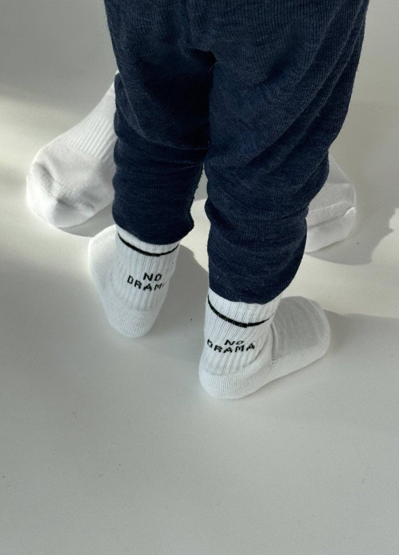 NO DRAMA Socken für Babys und Kinder von NBDC angezogen – Nohna