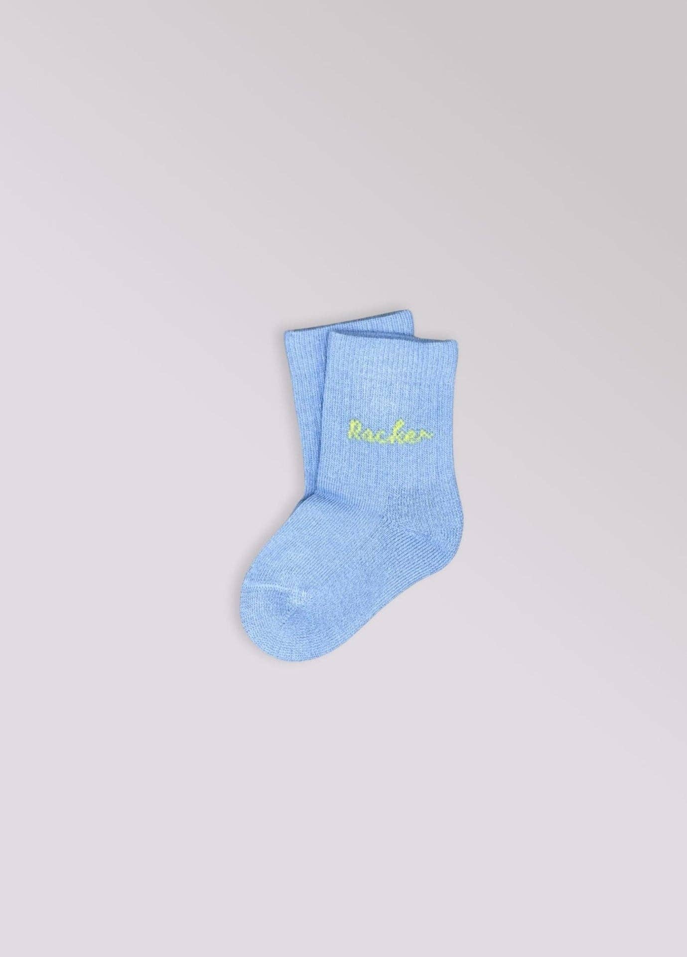 RACKER Socken in Hellblau mit grünem Schriftzug für Babys und Kinder von NBDC Seitenansicht – Nohna
