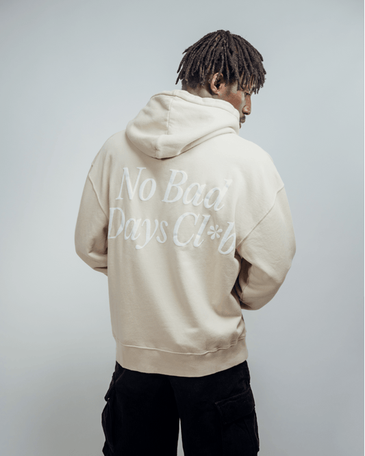 No Bad Days Club Hoodie in Sandbeige mit weißem Backprint Mann Rückansicht – Rückenansicht, Nohna