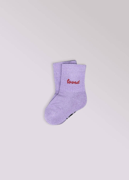 LOVED Socken in Lila mit rotem Schriftzug für Babys und Kinder von NBDC Seitenansicht – Nohna