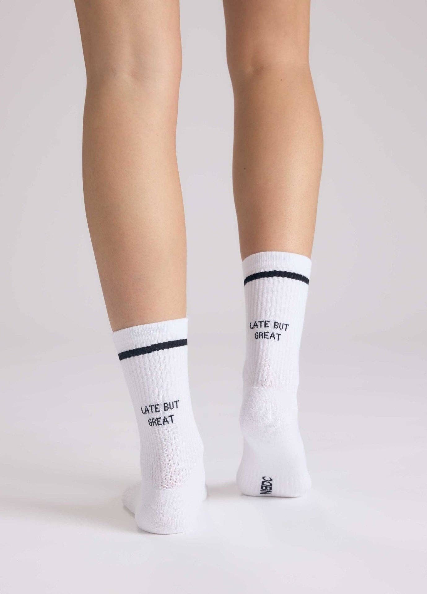 LATE BUT GREAT Statement Socken von NBDC in Weiß mit schwarzem Schriftzug – Nohna