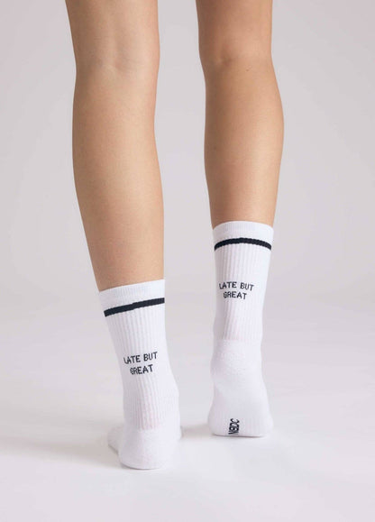 LATE BUT GREAT Statement Socken von NBDC in Weiß mit schwarzem Schriftzug – Nohna
