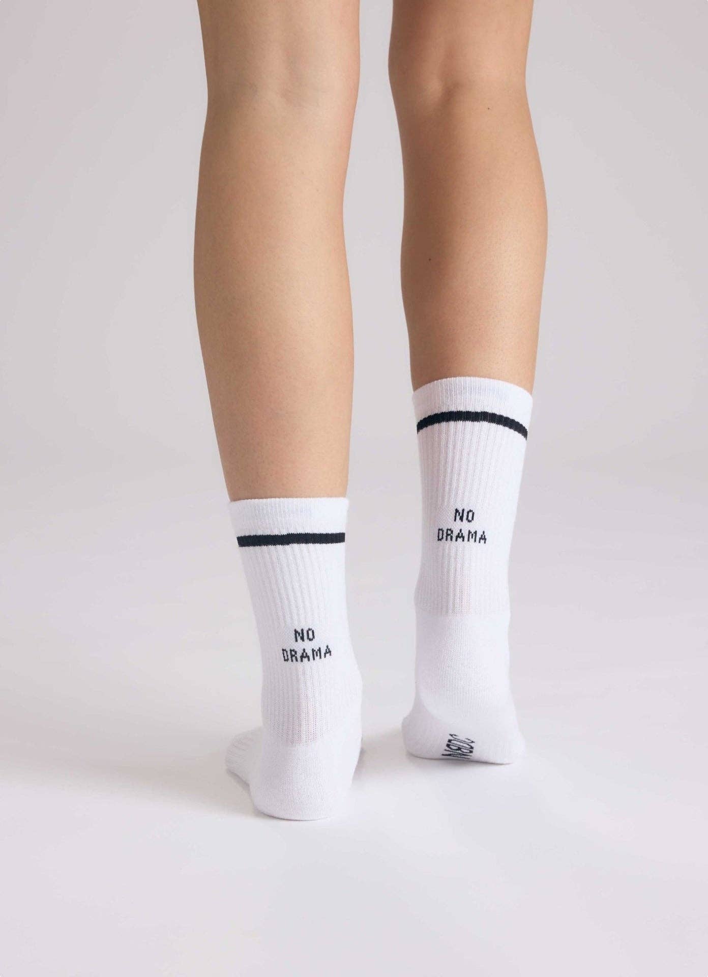 NO DRAMA Statement Socken von NBDC in Weiß mit schwarzem Schriftzug – Nohna