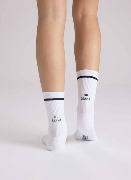 NO DRAMA Statement Socken von NBDC in Weiß mit schwarzem Schriftzug – Nohna