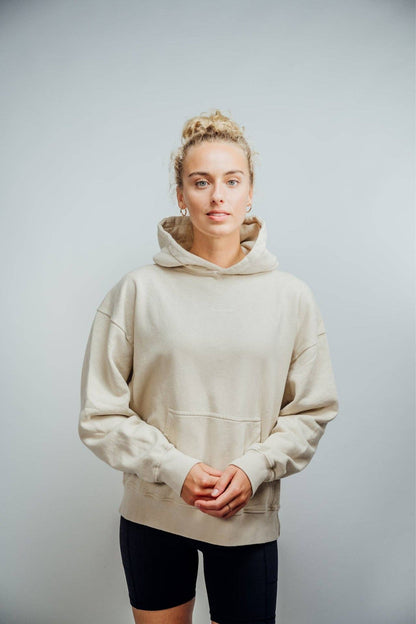 No Bad Days Club Hoodie in Sandbeige mit weißem Backprint Frau Frontansicht – Nohna