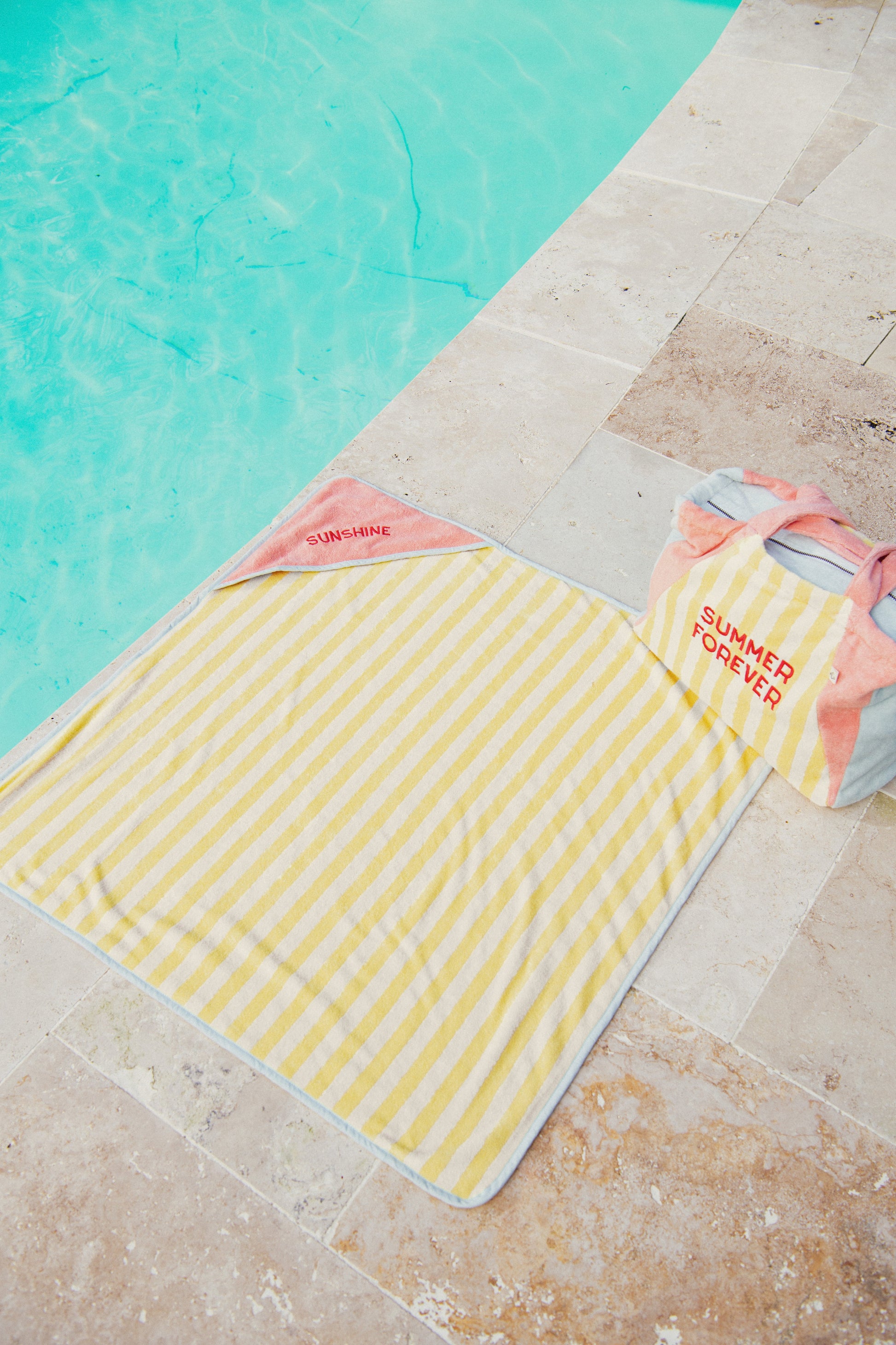 Baby Badetuch Summer Forever in Gelb mit Kapuze von Chamaye – am Pool -Nohna