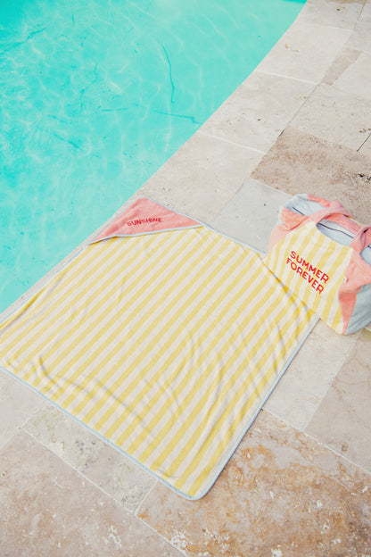 Baby Badetuch Summer Forever in Gelb mit Kapuze von Chamaye – am Pool -Nohna