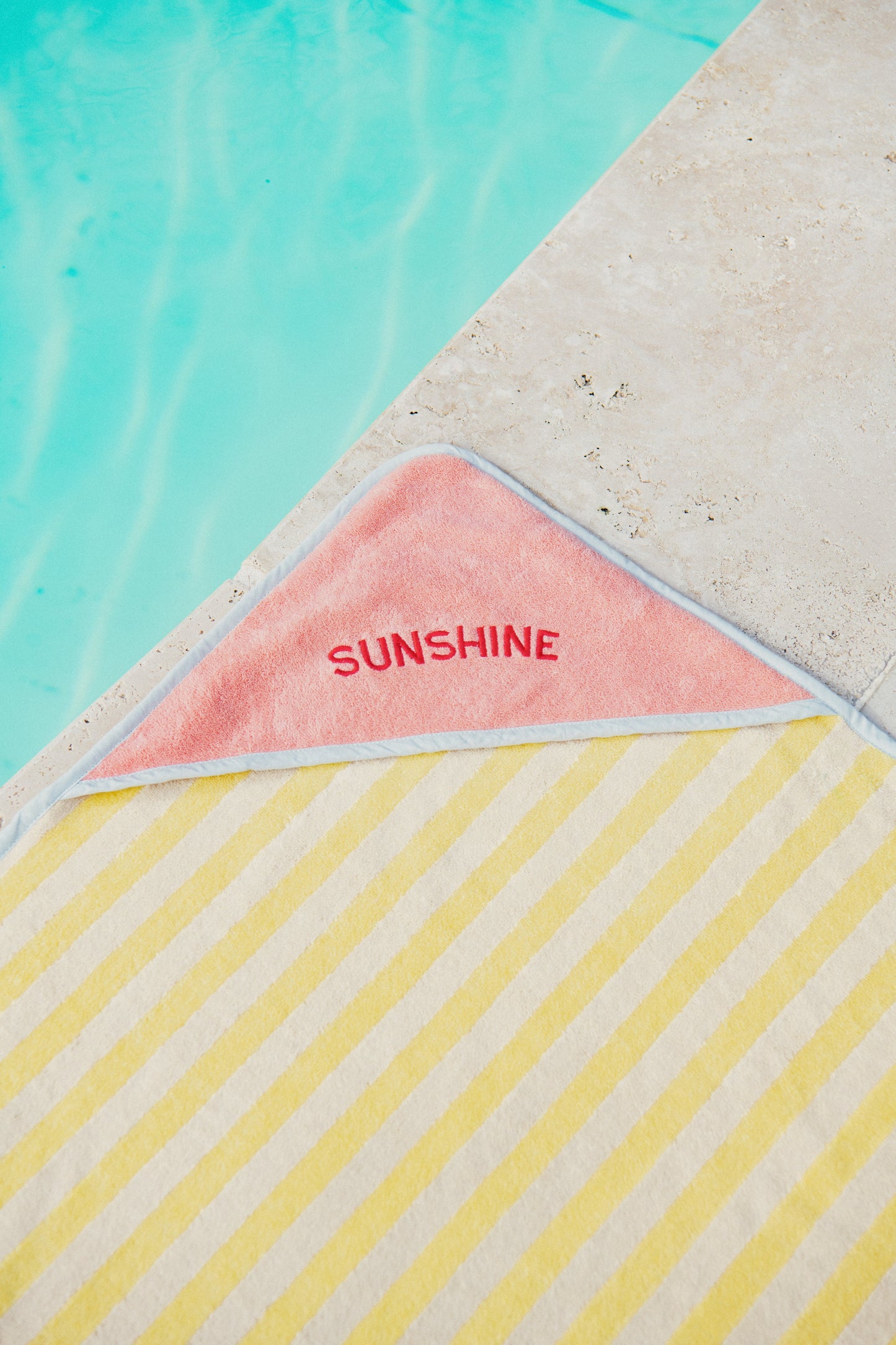 Baby Badetuch Summer Forever in Gelb mit Kapuze von Chamaye – Detailansicht - Nohna