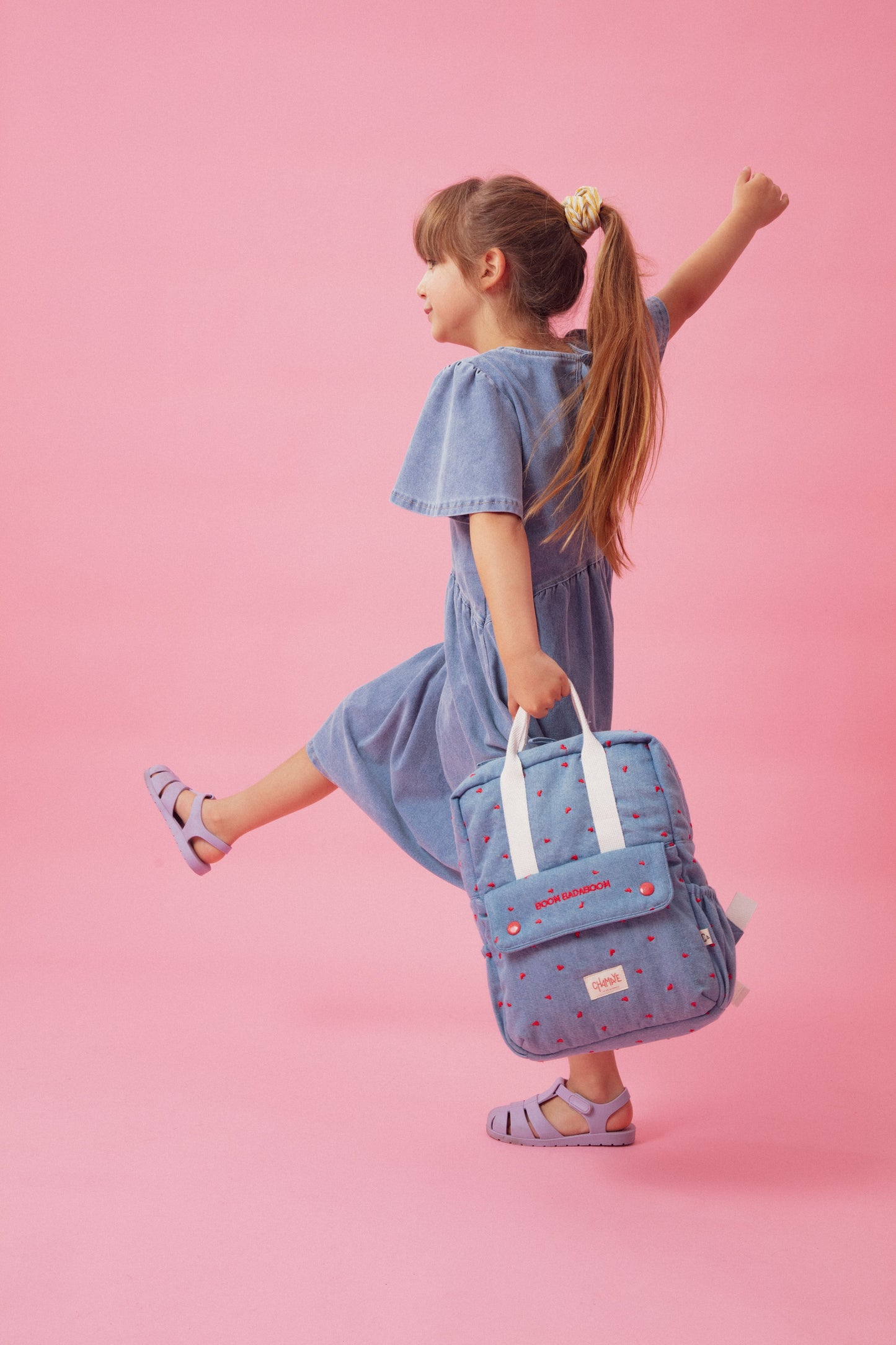 Kinderrucksack Boom Badaboom in Denim mit roten Herzen von Chamaye – Mädchen - Nohna