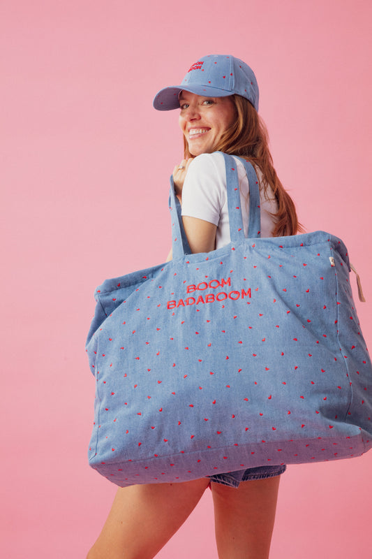 Große Tasche Boom Badaboom in Denim-Blau mit roten Herzen von Chamaye – Frau - Nohna