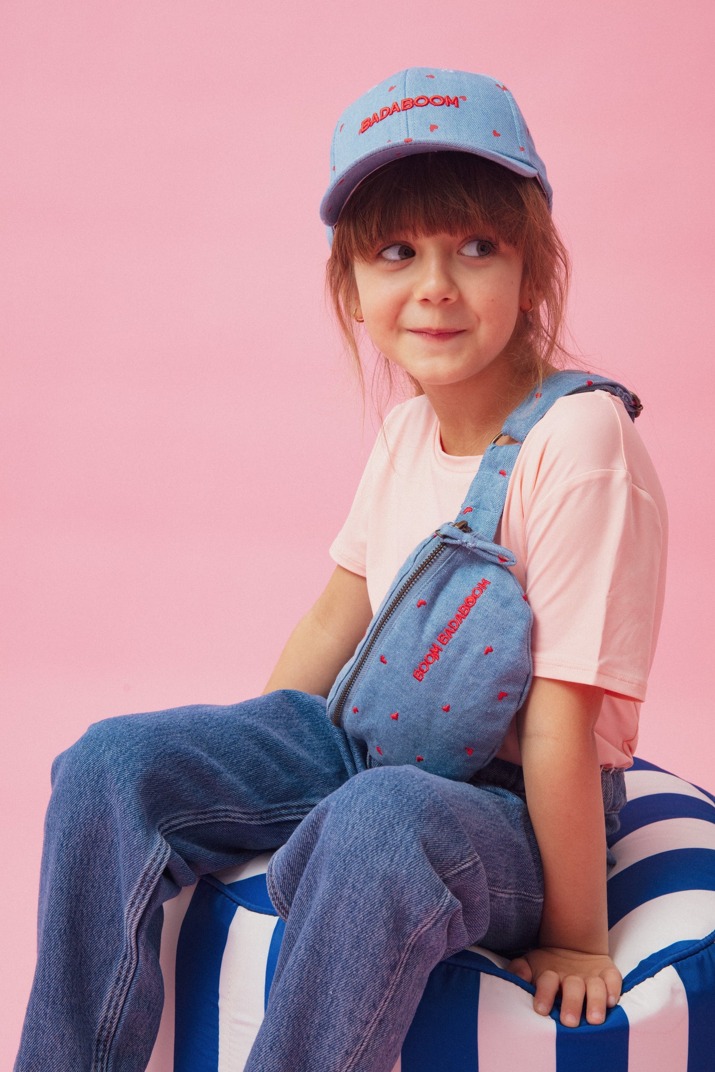 Kindercap Boom Badaboom in Denim mit roten Herzen von Chamaye – Mädchen -Nohna