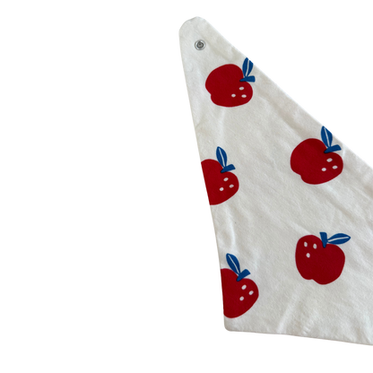 Selbstgenähtes Halstuch mit Apfel- Detailansicht - Muster und Druckknopf - Nohna