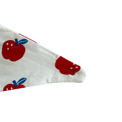 Selbstgenähtes Halstuch mit Apfel- Detailansicht Druckknopf rot von Nohna