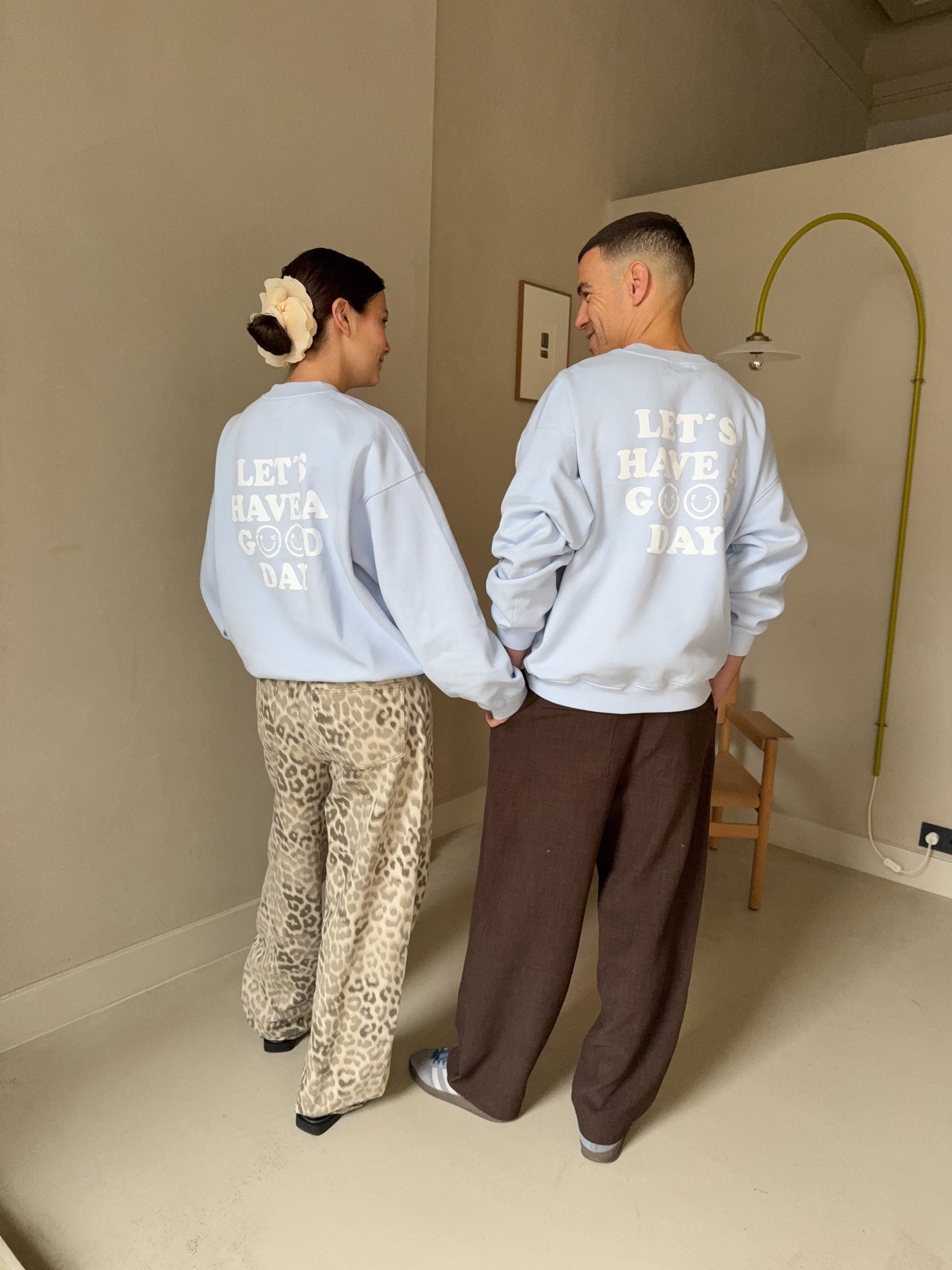 GOOD DAY Sweatshirt Unisex in Pastellblau mit Statement-Print - Frau und Mann – Nohna