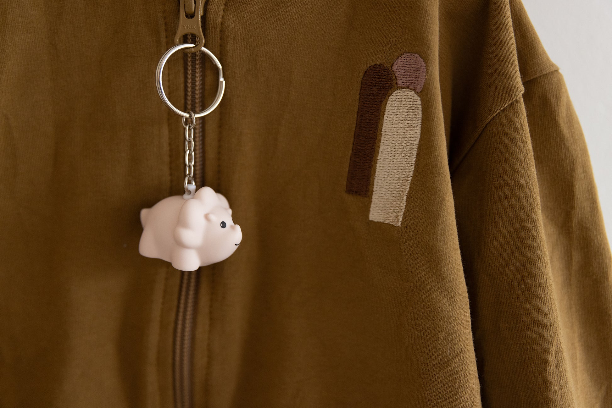 Schlüsselanhänger Juliette Triceratops in Sand von Atelier Pierre – Jacke - Nohna