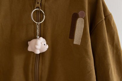 Schlüsselanhänger Juliette Triceratops in Sand von Atelier Pierre – Jacke - Nohna