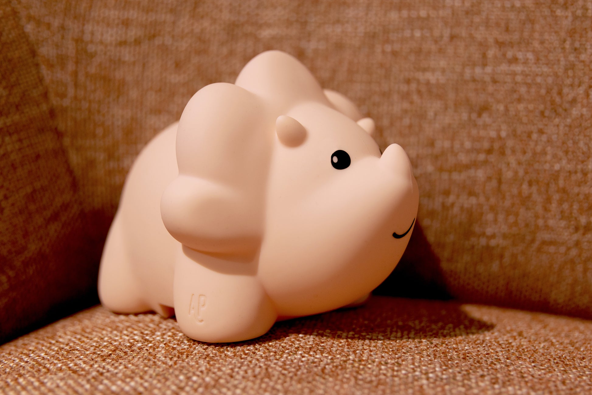 Juliette Nachtlicht Projektor Triceratops in Fuzzy Pink Seitenansicht - Couch – Nohna