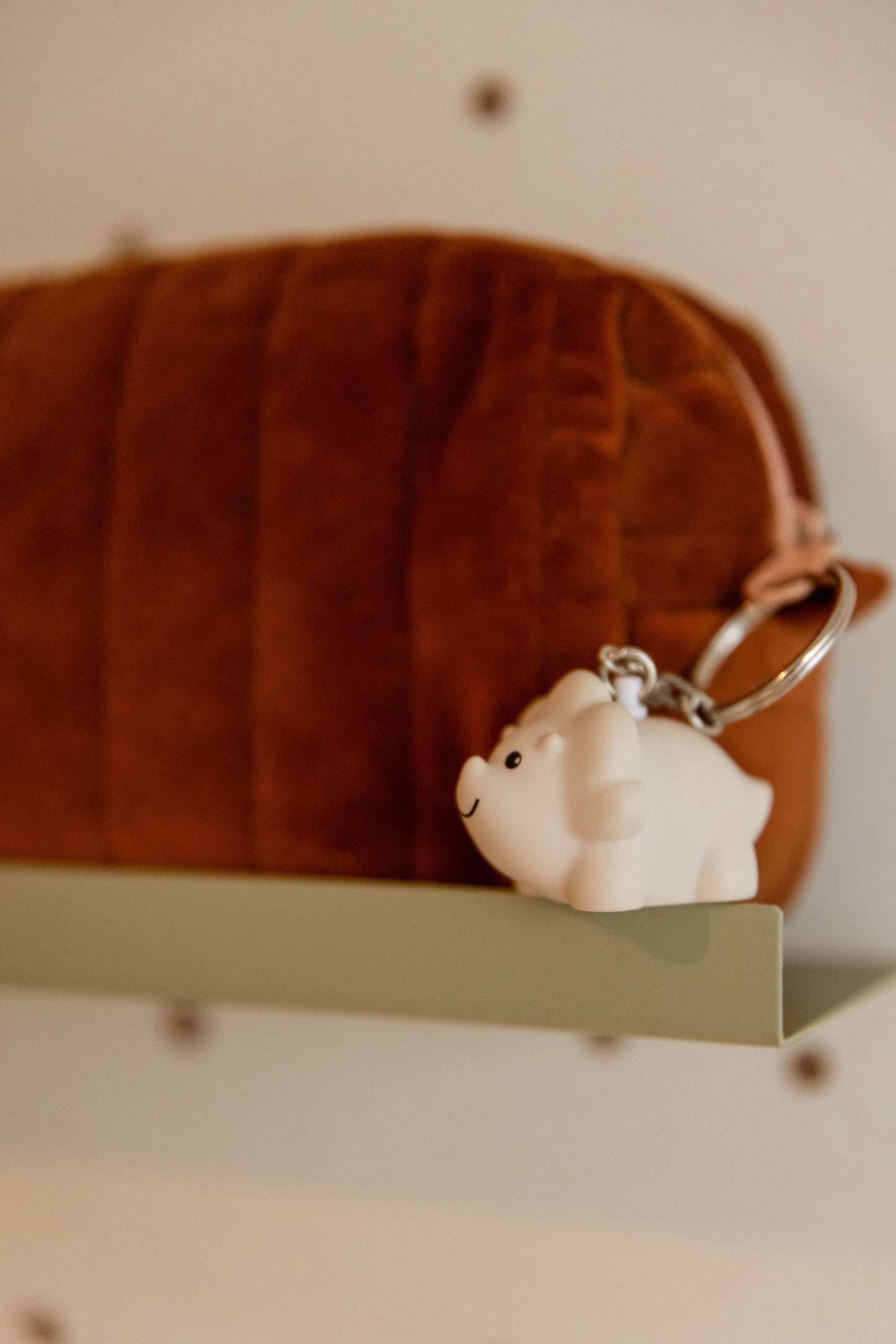 Schlüsselanhänger Juliette Triceratops in Sand von Atelier Pierre – Tasche - Nohna