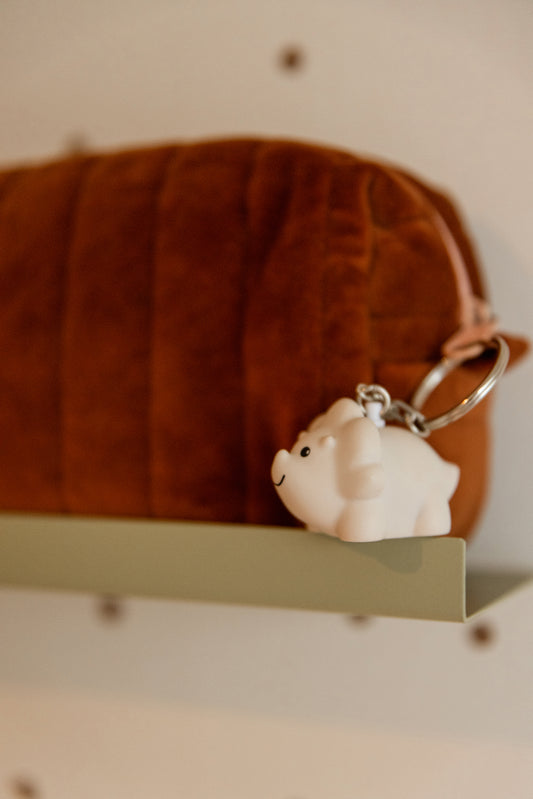 Schlüsselanhänger Juliette Triceratops in Sand von Atelier Pierre – Tasche - Nohna