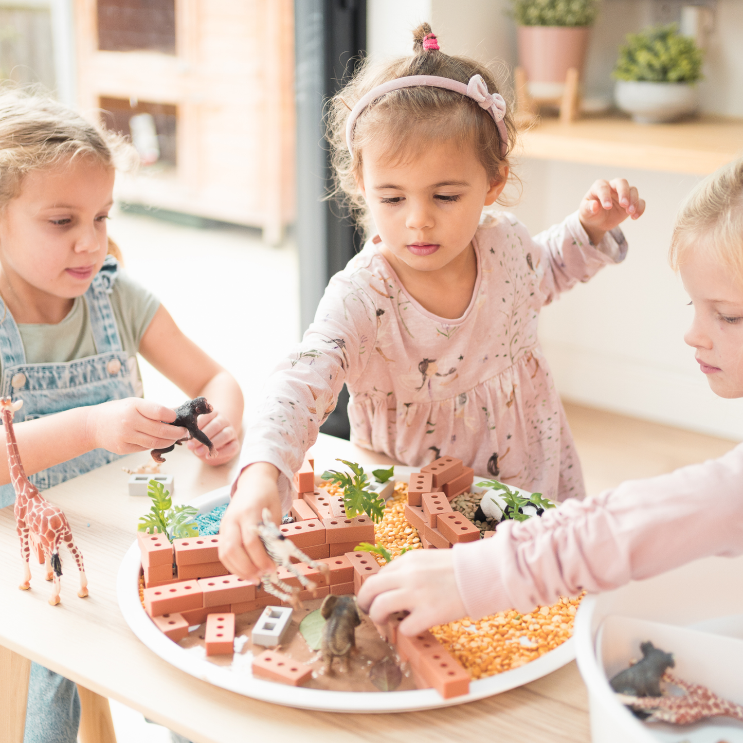 Sensorik Spielwanne PlayTRAY als Matschtisch-Ersatz für Kinder ab 6 Monaten – Spielidee Zoo - Nohna