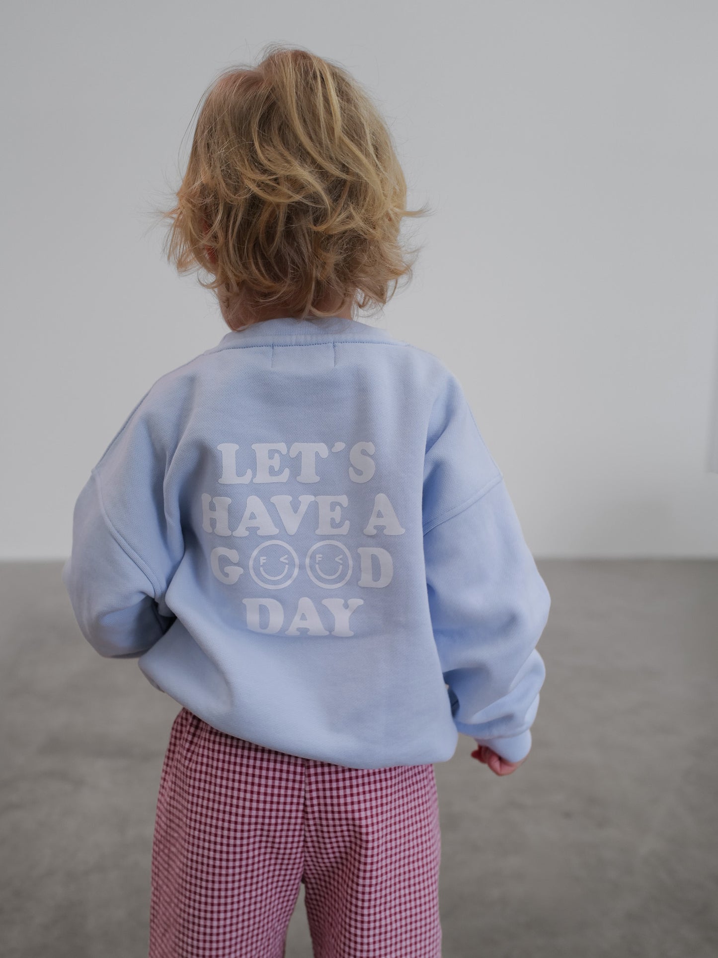 GOOD DAY Sweatshirt Baby & Kids in Pastellblau mit Statement-Print -Rückansansicht Mädchen – Nohna
