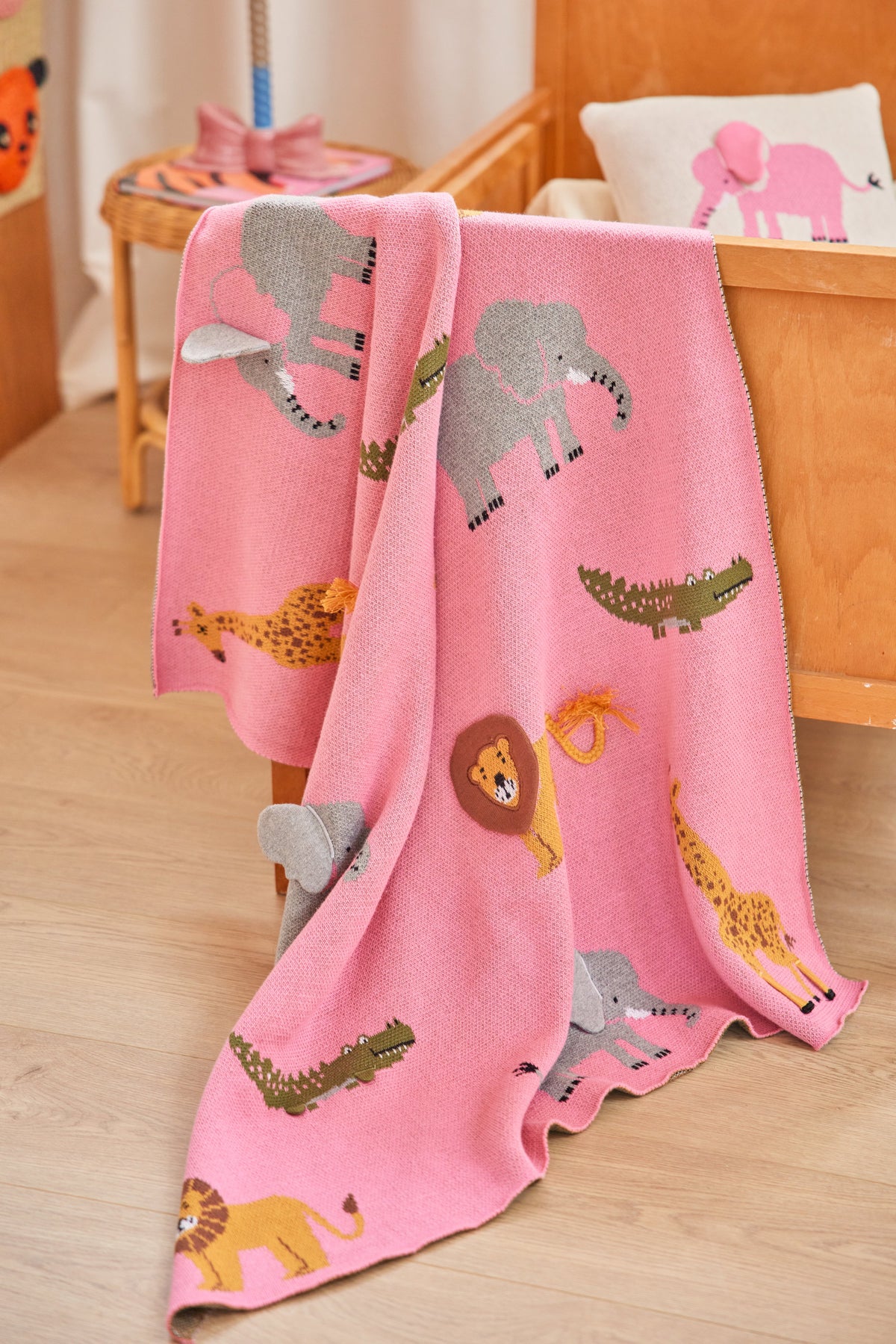 Baby Decke Tiere in Pink von RICE by RICE – Bett - gestrickt mit Savannen-Motiven, Nohna
