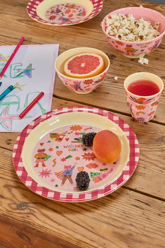 Kinder Teller von RICE by RICE in Hero Pink – Tisch - Nohna
