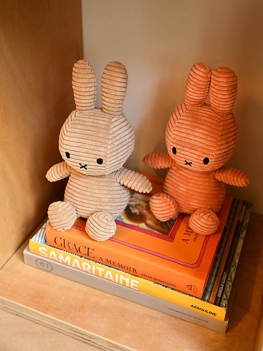 Miffy Kuscheltier Cord in Pumpkin von Bon Ton Toys – 23 cm, recycelter Plüsch, Regal, Nohna