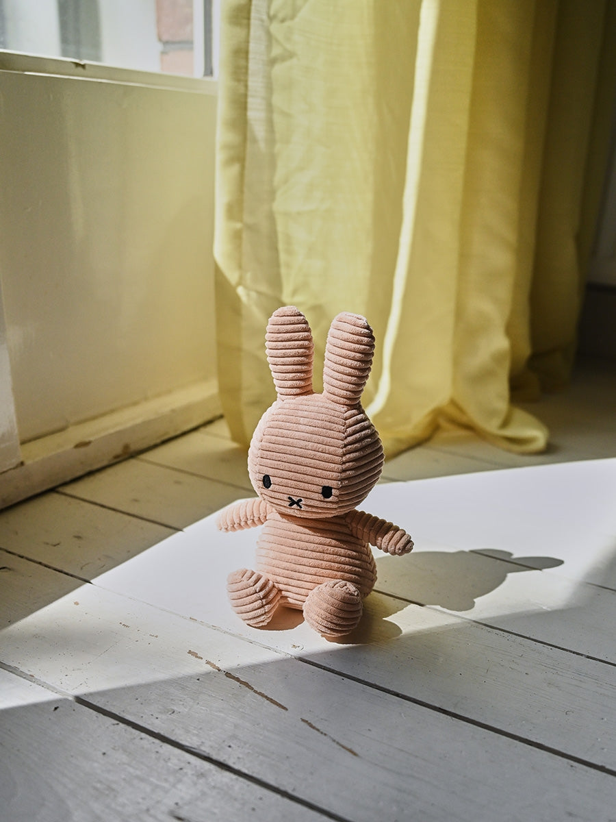 Miffy Kuscheltier Cord in Beige von Bon Ton Toys – 23 cm, recycelter Plüsch, Boden sitzend, Nohna