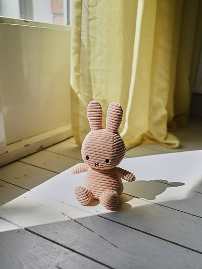 Miffy Kuscheltier Cord in Beige von Bon Ton Toys – 23 cm, recycelter Plüsch, Boden sitzend, Nohna