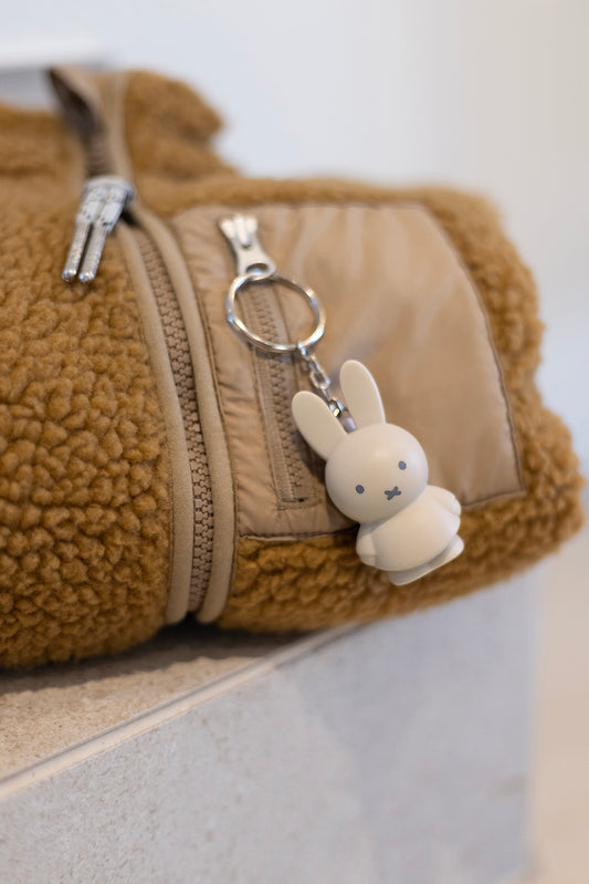 Miffy Schlüsselanhänger in Sand von Atelier Pierre – Jacke -  Nohna