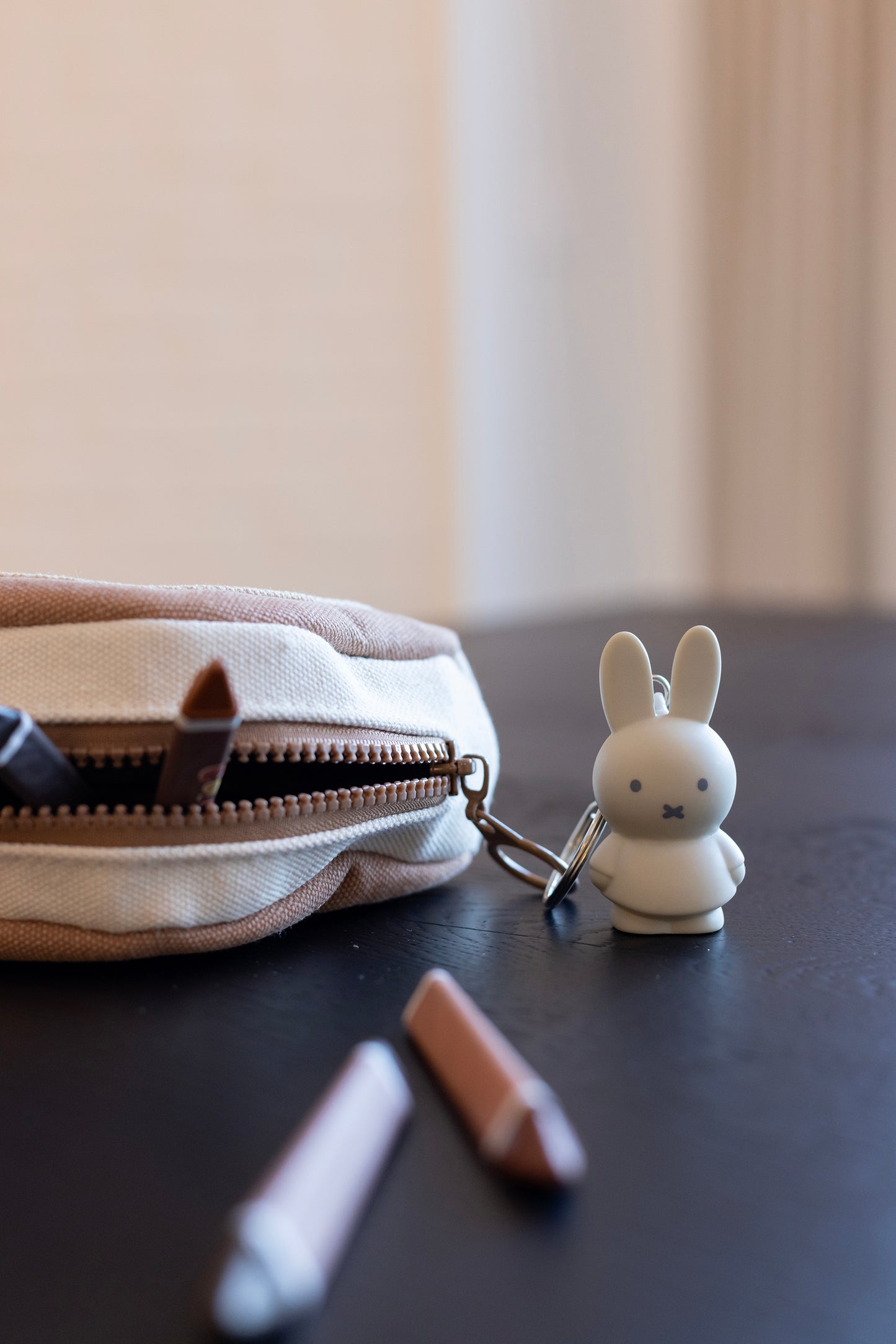 Miffy Schlüsselanhänger in Sand von Atelier Pierre – Nohna