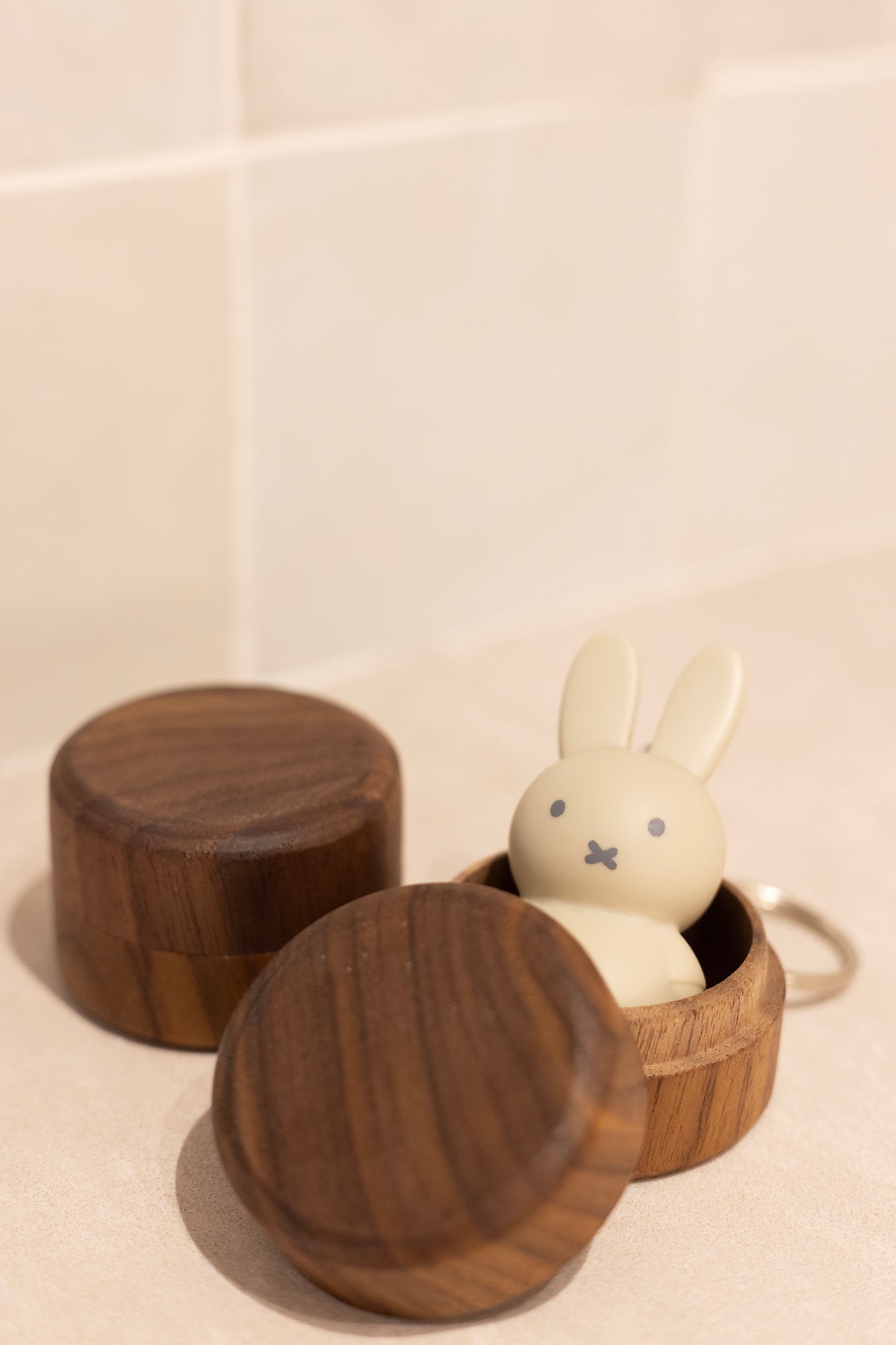 Miffy Schlüsselanhänger in Sand von Atelier Pierre – Dose - Nohna