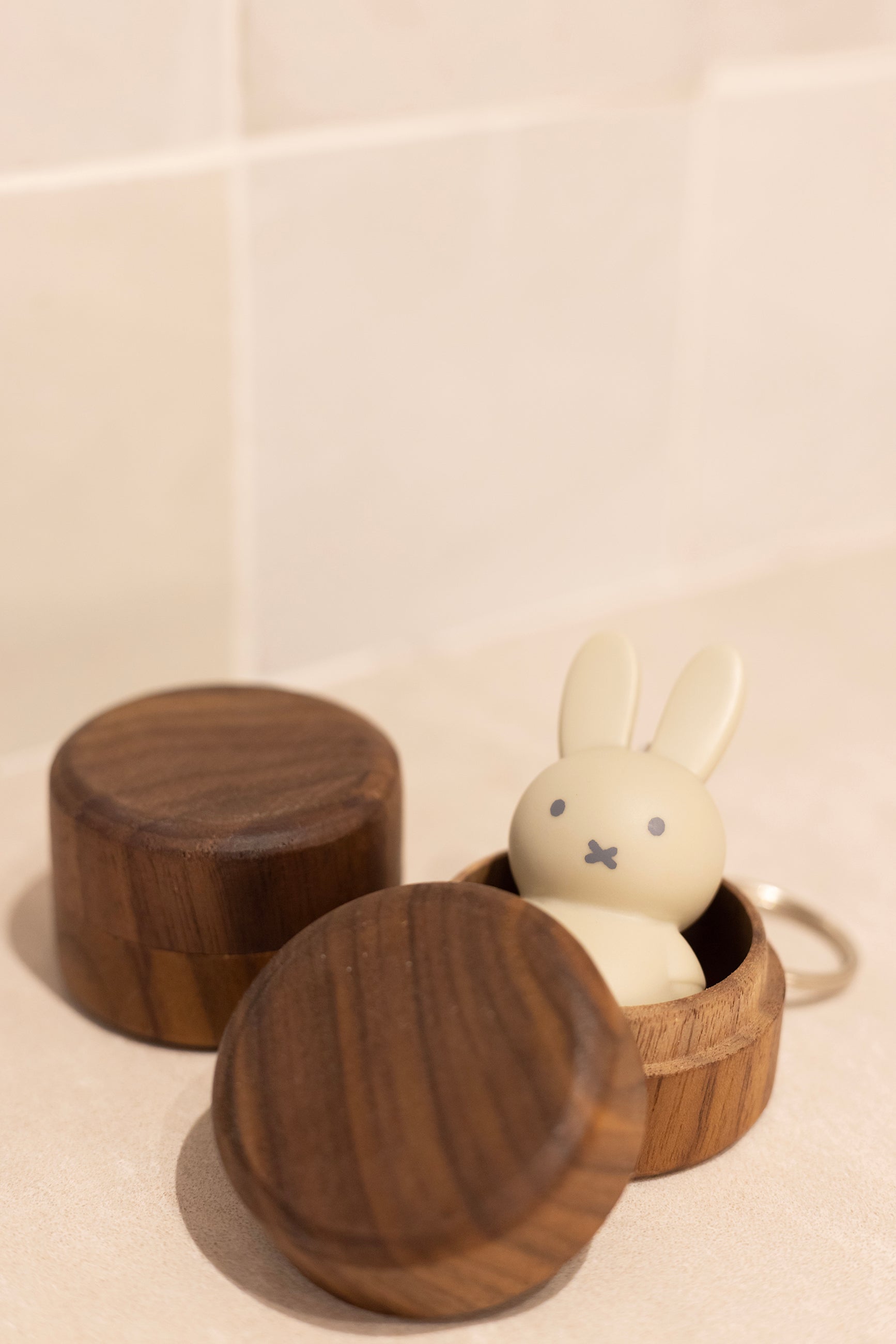 Miffy Schlüsselanhänger in Sand von Atelier Pierre – Dose - Nohna