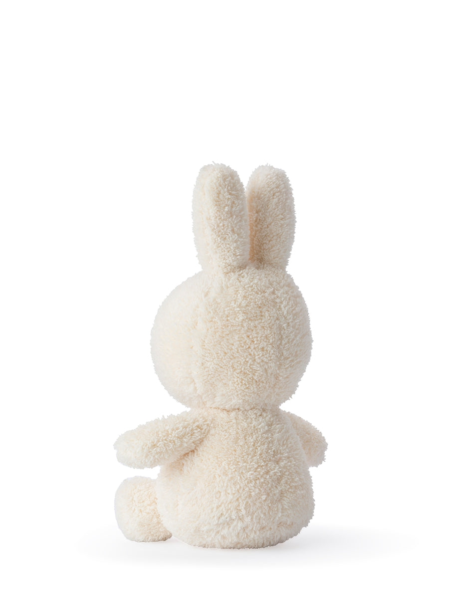 Miffy Kuscheltier Terry in Creme von Bon Ton Toys – 23 cm, recycelter Plüsch, Rückansicht, Nohna