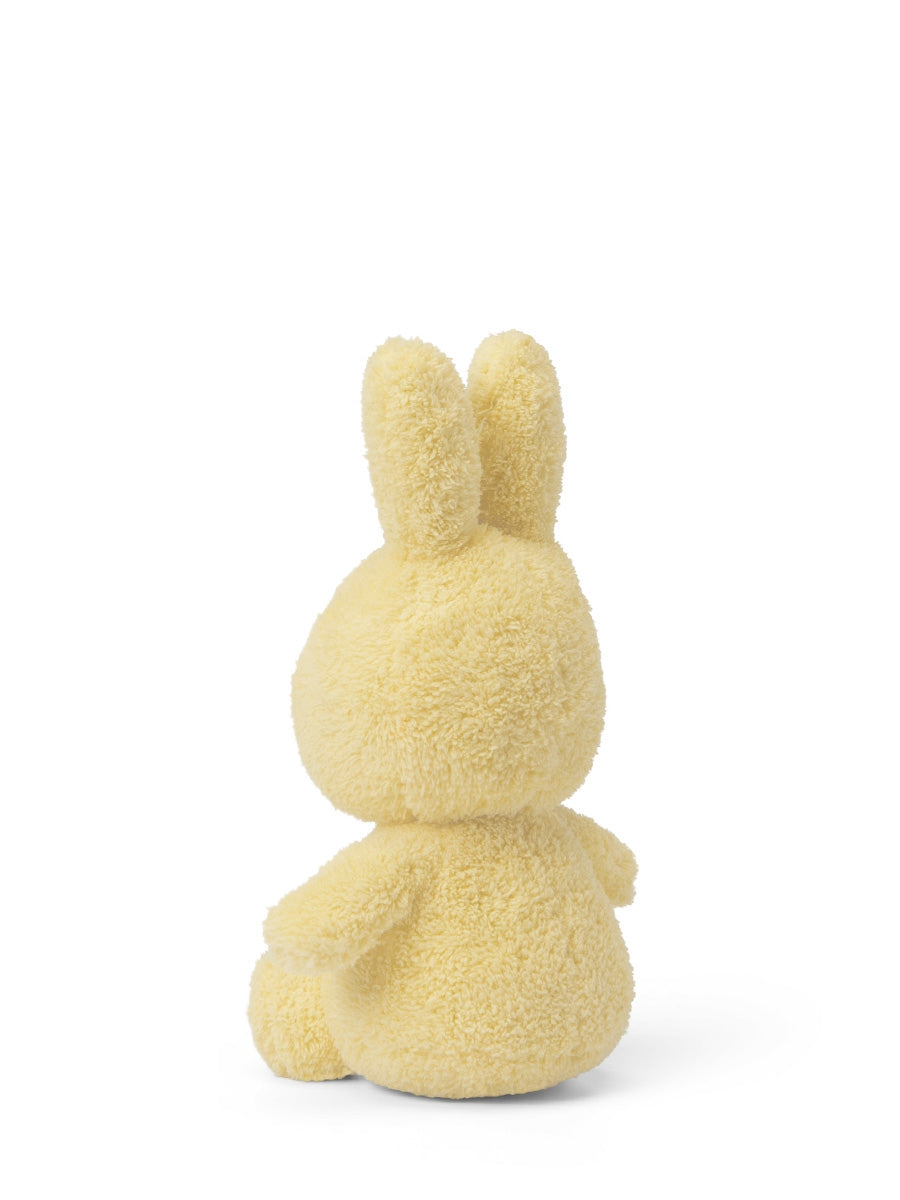 Miffy Kuscheltier Terry in Hellgelb von Bon Ton Toys – 23 cm, Plüsch, Rückansicht,  Nohna