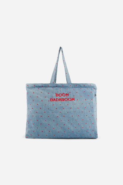 Große Tasche Boom Badaboom in Denim-Blau mit roten Herzen von Chamaye – Frontansicht - Nohna