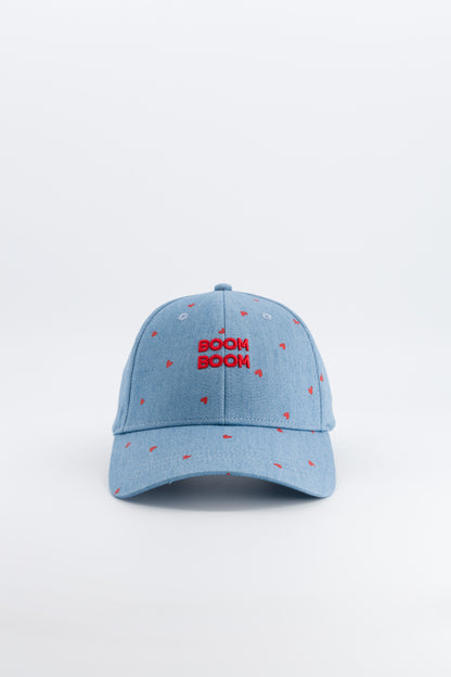 Kindercap Boom Badaboom in Denim mit roten Herzen von Chamaye – Frontansicht - Nohna